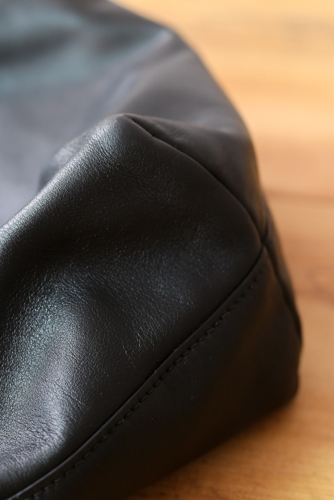 Prada Shopper aus schwarzem Glattleder mit originalem Crossbody-Gurt und Staubbeutel, sehr guter Zustand, frisch gereinigt und ledergepflegt in Wien – Borsa Nera