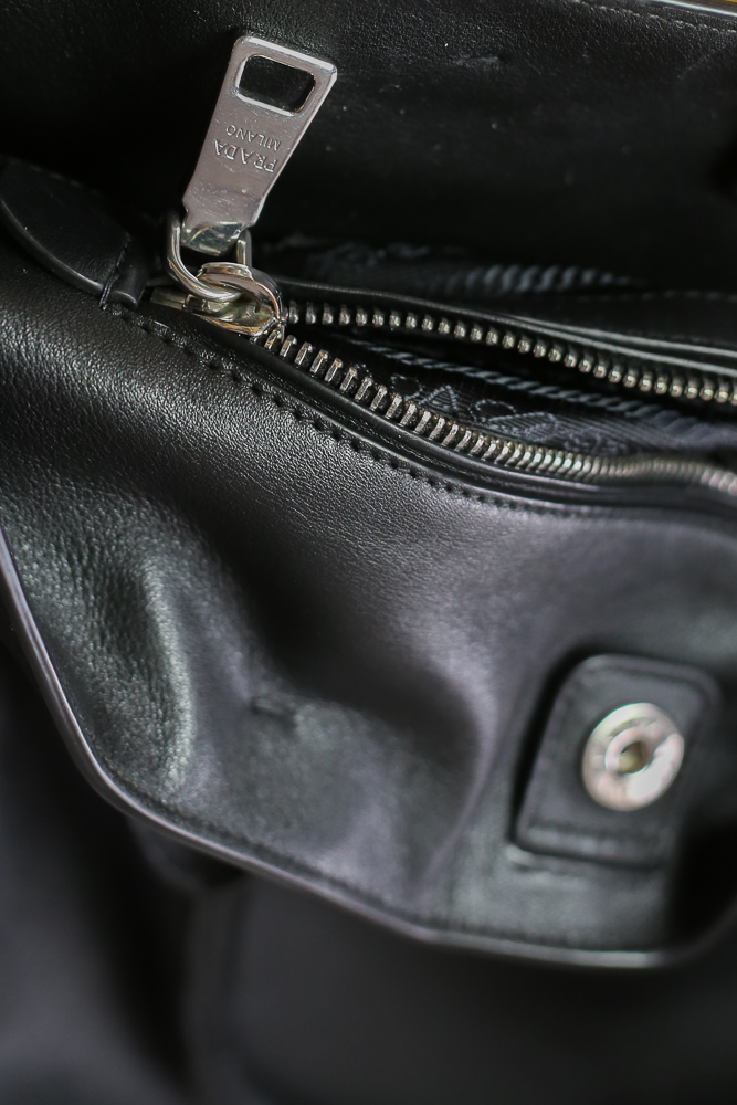 Prada Shopper aus schwarzem Glattleder mit originalem Crossbody-Gurt und Staubbeutel, sehr guter Zustand, frisch gereinigt und ledergepflegt in Wien – Borsa Nera