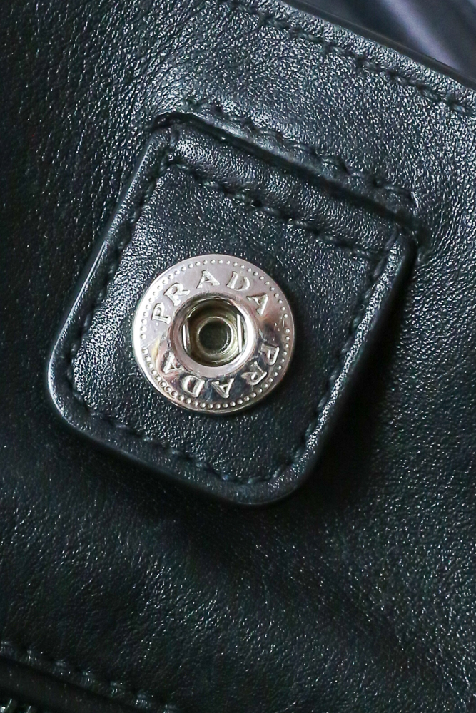 Prada Shopper aus schwarzem Glattleder mit originalem Crossbody-Gurt und Staubbeutel, sehr guter Zustand, frisch gereinigt und ledergepflegt in Wien – Borsa Nera