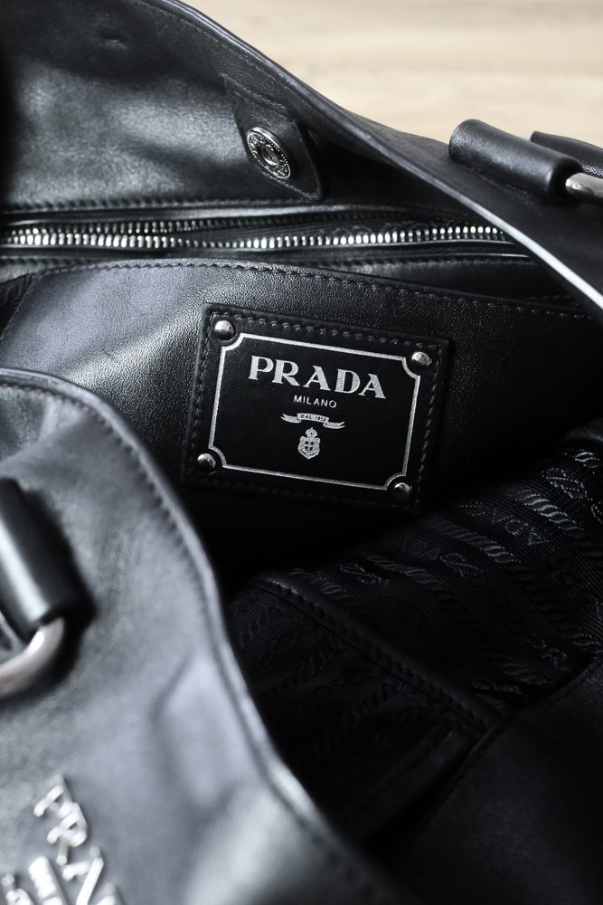 Prada Shopper aus schwarzem Glattleder mit originalem Crossbody-Gurt und Staubbeutel, sehr guter Zustand, frisch gereinigt und ledergepflegt in Wien – Borsa Nera