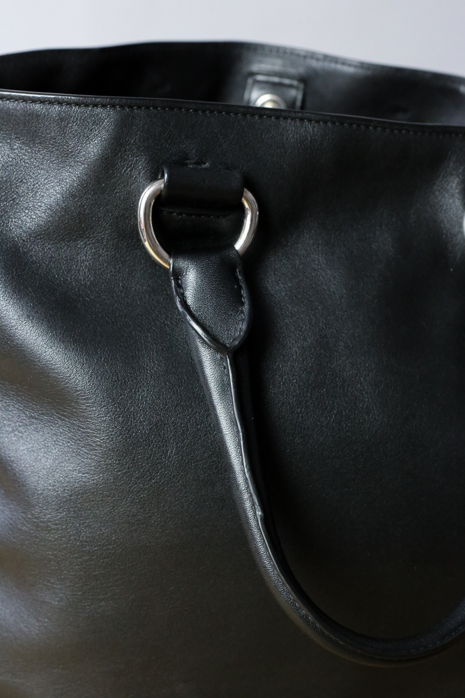 Prada Shopper aus schwarzem Glattleder mit originalem Crossbody-Gurt und Staubbeutel, sehr guter Zustand, frisch gereinigt und ledergepflegt in Wien – Borsa Nera