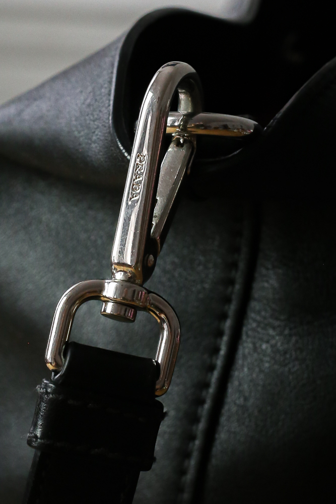 Prada Shopper aus schwarzem Glattleder mit originalem Crossbody-Gurt und Staubbeutel, sehr guter Zustand, frisch gereinigt und ledergepflegt in Wien – Borsa Nera