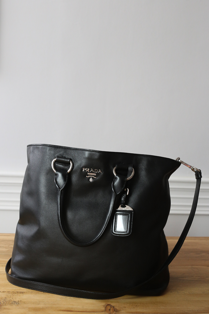 Prada Shopper aus schwarzem Glattleder mit originalem Crossbody-Gurt und Staubbeutel, sehr guter Zustand, frisch gereinigt und ledergepflegt in Wien – Borsa Nera