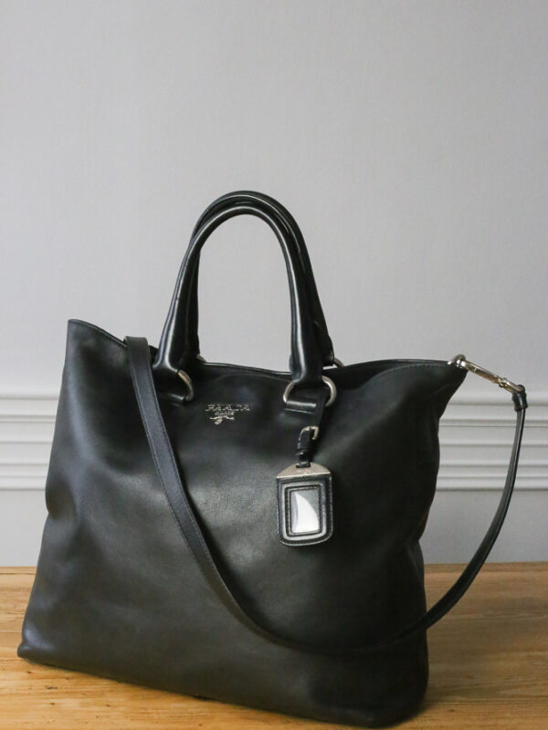 Prada Shopper aus schwarzem Glattleder mit originalem Crossbody-Gurt und Staubbeutel, sehr guter Zustand, frisch gereinigt und ledergepflegt in Wien – Borsa Nera