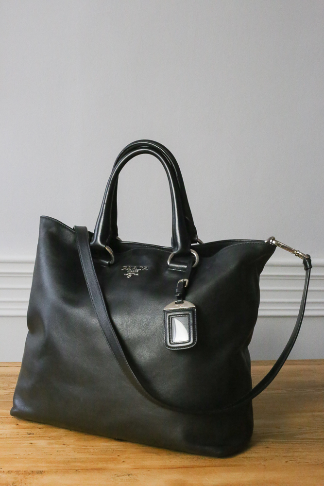 Prada Shopper aus schwarzem Glattleder mit originalem Crossbody-Gurt und Staubbeutel, sehr guter Zustand, frisch gereinigt und ledergepflegt in Wien – Borsa Nera