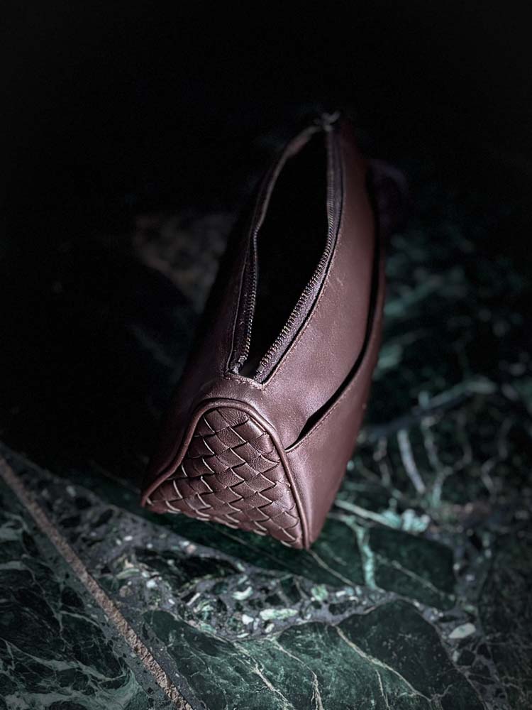 Bottega Veneta Kosmetiktasche aus braunem Intrecciato-Leder mit Reißverschluss und integriertem Spiegel, sehr guter Zustand, handaufbereitet in Wien