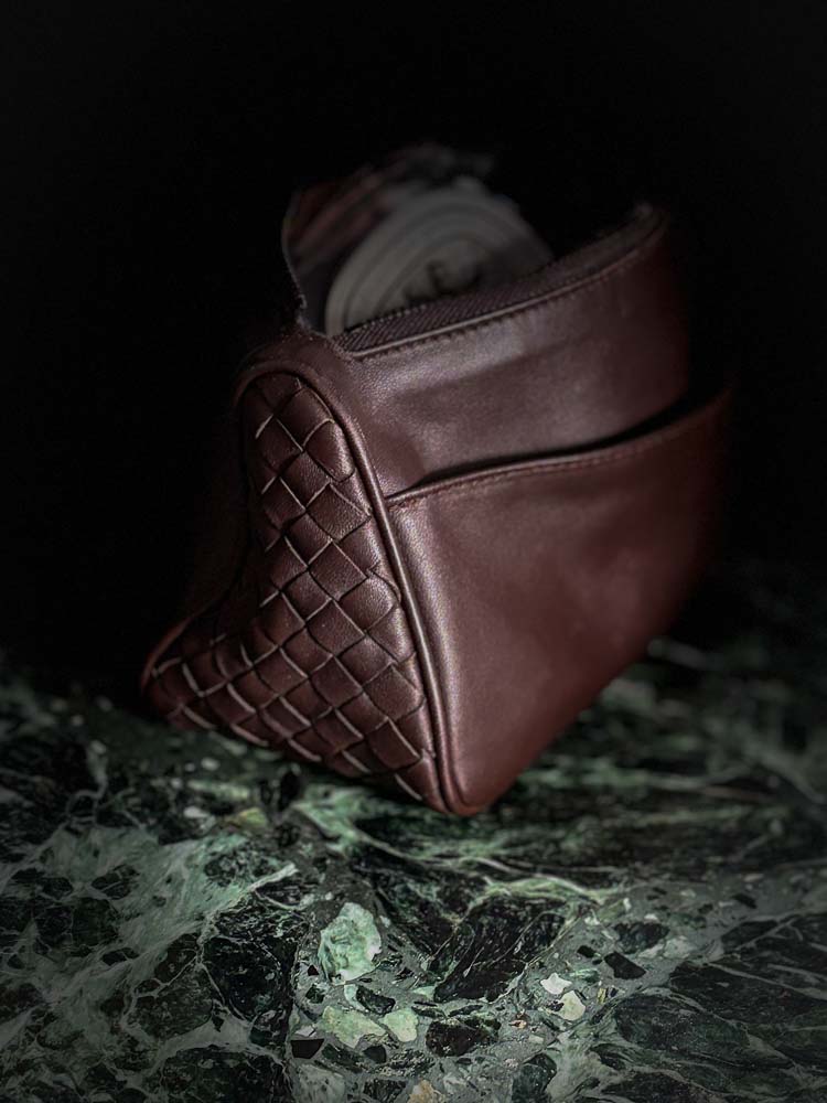 Bottega Veneta Kosmetiktasche aus braunem Intrecciato-Leder mit Reißverschluss und integriertem Spiegel, sehr guter Zustand, handaufbereitet in Wien