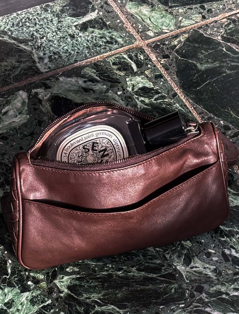 Bottega Veneta Kosmetiktasche aus braunem Intrecciato-Leder mit Reißverschluss und integriertem Spiegel, sehr guter Zustand, handaufbereitet in Wien