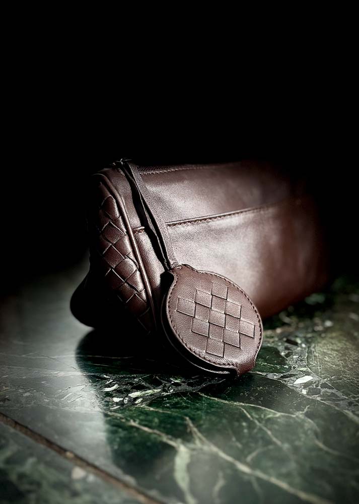 Bottega Veneta Kosmetiktasche aus braunem Intrecciato-Leder mit Reißverschluss und integriertem Spiegel, sehr guter Zustand, handaufbereitet in Wien