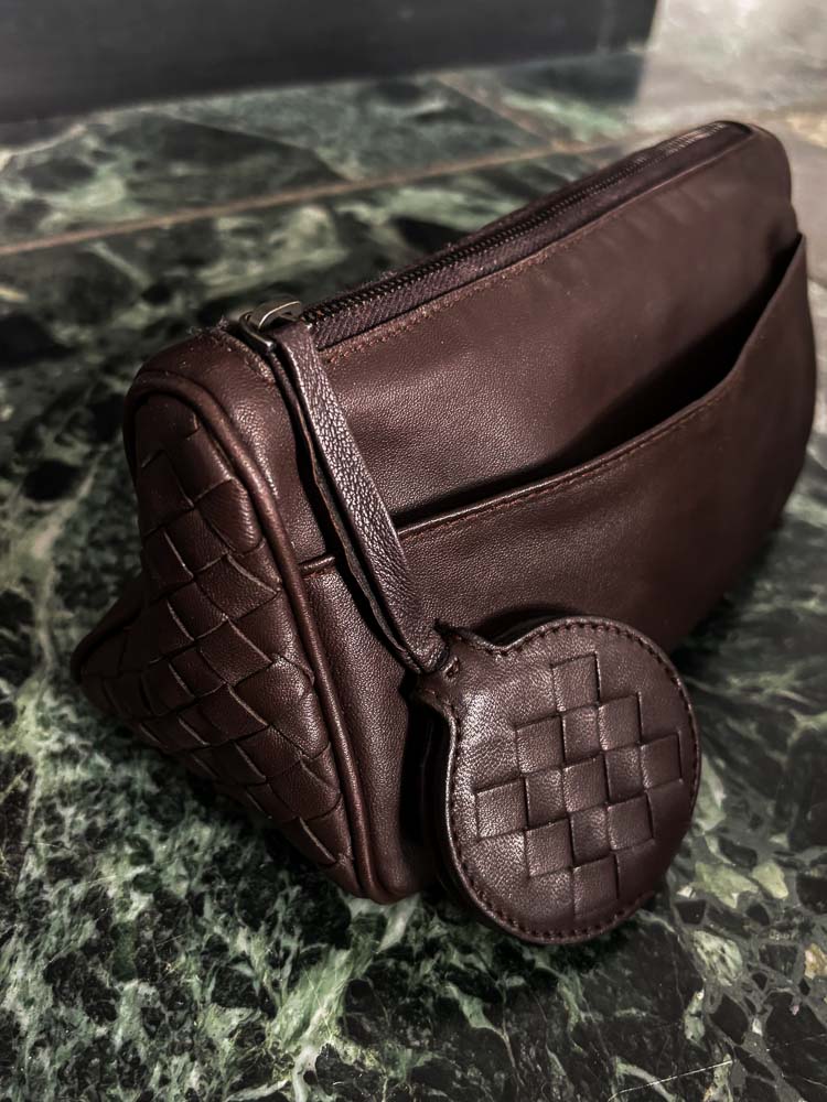 Bottega Veneta Kosmetiktasche aus braunem Intrecciato-Leder mit Reißverschluss und integriertem Spiegel, sehr guter Zustand, handaufbereitet in Wien