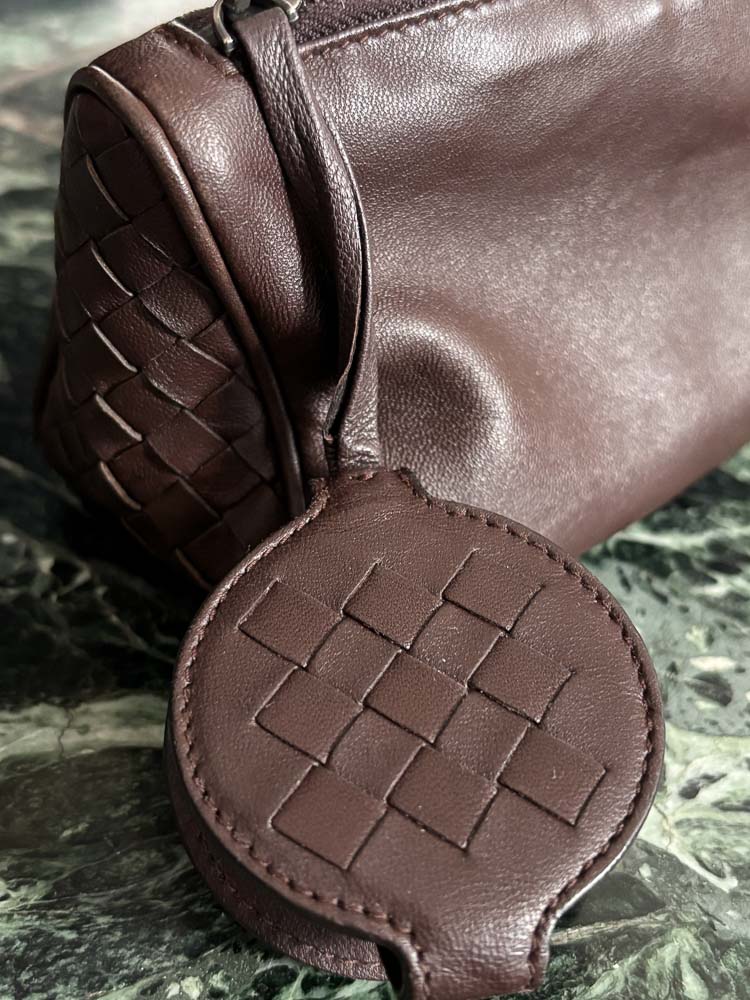Bottega Veneta Kosmetiktasche aus braunem Intrecciato-Leder mit Reißverschluss und integriertem Spiegel, sehr guter Zustand, handaufbereitet in Wien