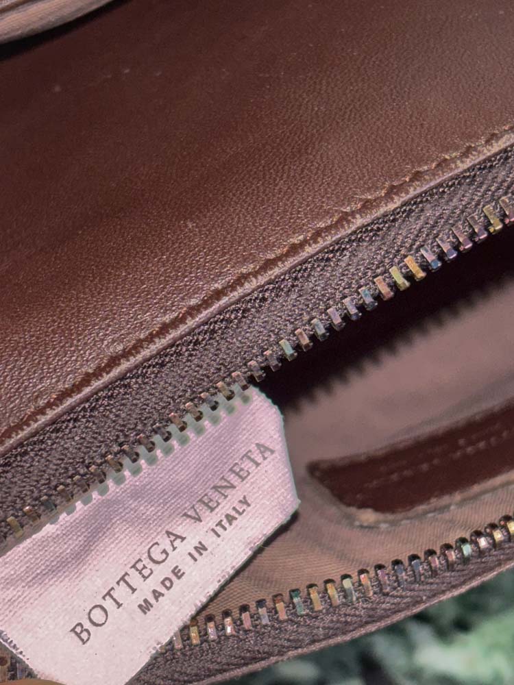 Bottega Veneta Kosmetiktasche aus braunem Intrecciato-Leder mit Reißverschluss und integriertem Spiegel, sehr guter Zustand, handaufbereitet in Wien