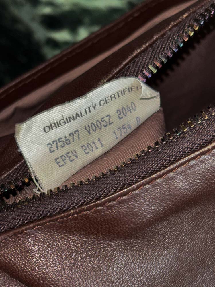 Bottega Veneta Kosmetiktasche aus braunem Intrecciato-Leder mit Reißverschluss und integriertem Spiegel, sehr guter Zustand, handaufbereitet in Wien