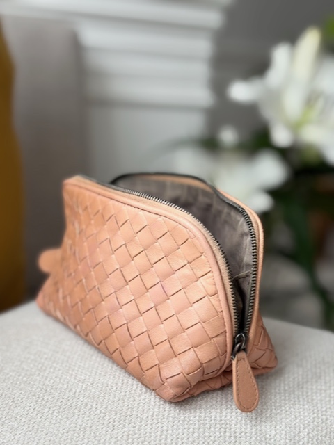 Bottega Veneta Intrecciato Kosmetiktasche aus nude-farbenem Leder, sehr guter Zustand, geflochtene Pouch – Borsa Nera Wien