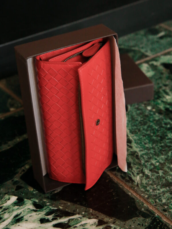 Elegante Bottega Veneta Geldbörse aus geflochtenem Leder (Intrecciato) in kräftigem Rot – funktional, zeitlos und in sehr gutem Zustand.