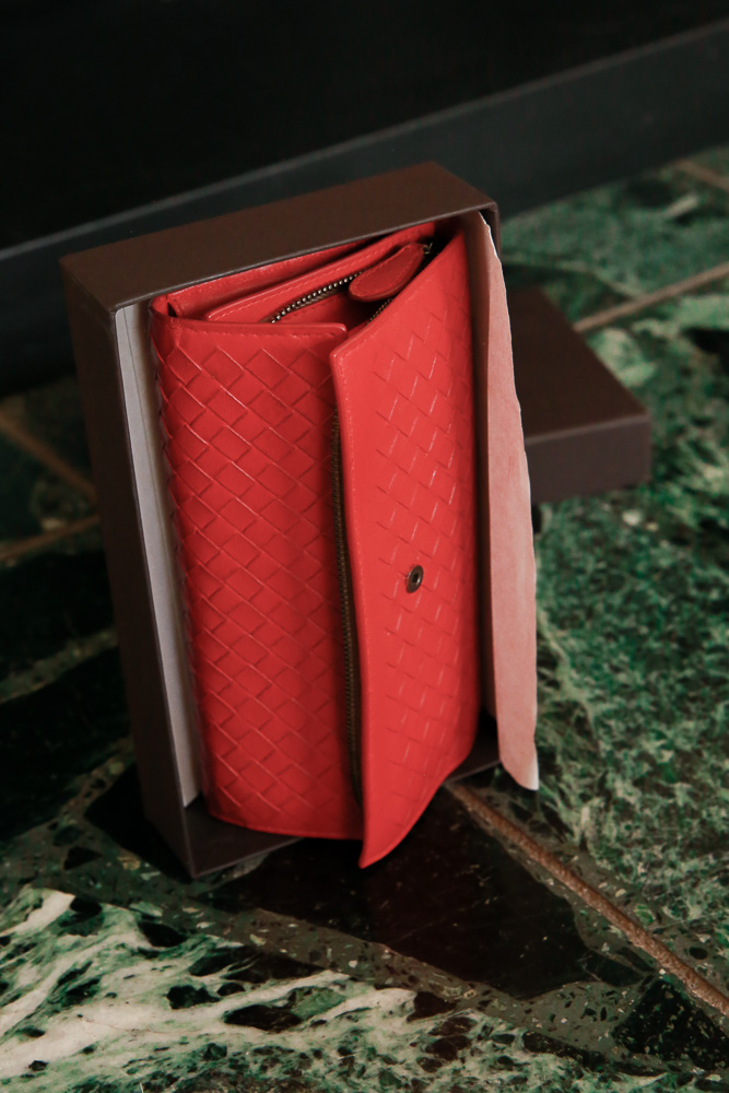 Elegante Bottega Veneta Geldbörse aus geflochtenem Leder (Intrecciato) in kräftigem Rot – funktional, zeitlos und in sehr gutem Zustand.