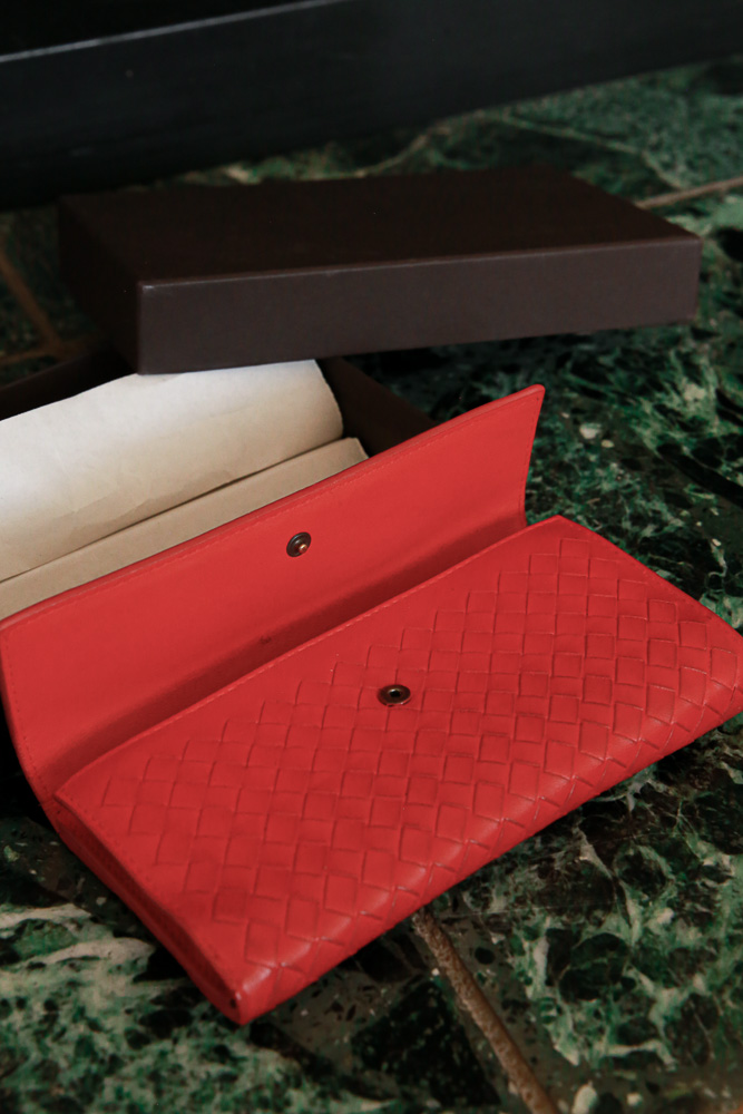 Elegante Bottega Veneta Geldbörse aus geflochtenem Leder (Intrecciato) in kräftigem Rot – funktional, zeitlos und in sehr gutem Zustand.