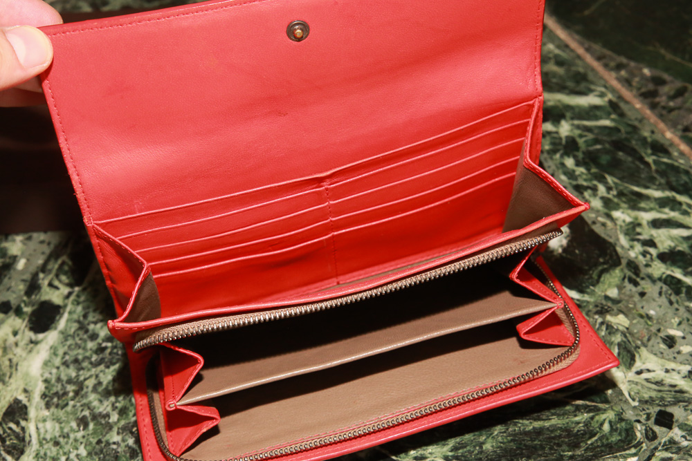 Elegante Bottega Veneta Geldbörse aus geflochtenem Leder (Intrecciato) in kräftigem Rot – funktional, zeitlos und in sehr gutem Zustand.