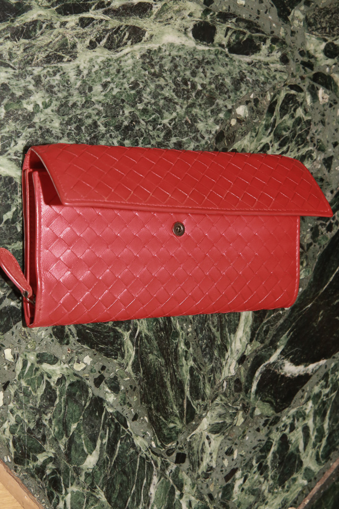 Elegante Bottega Veneta Geldbörse aus geflochtenem Leder (Intrecciato) in kräftigem Rot – funktional, zeitlos und in sehr gutem Zustand.
