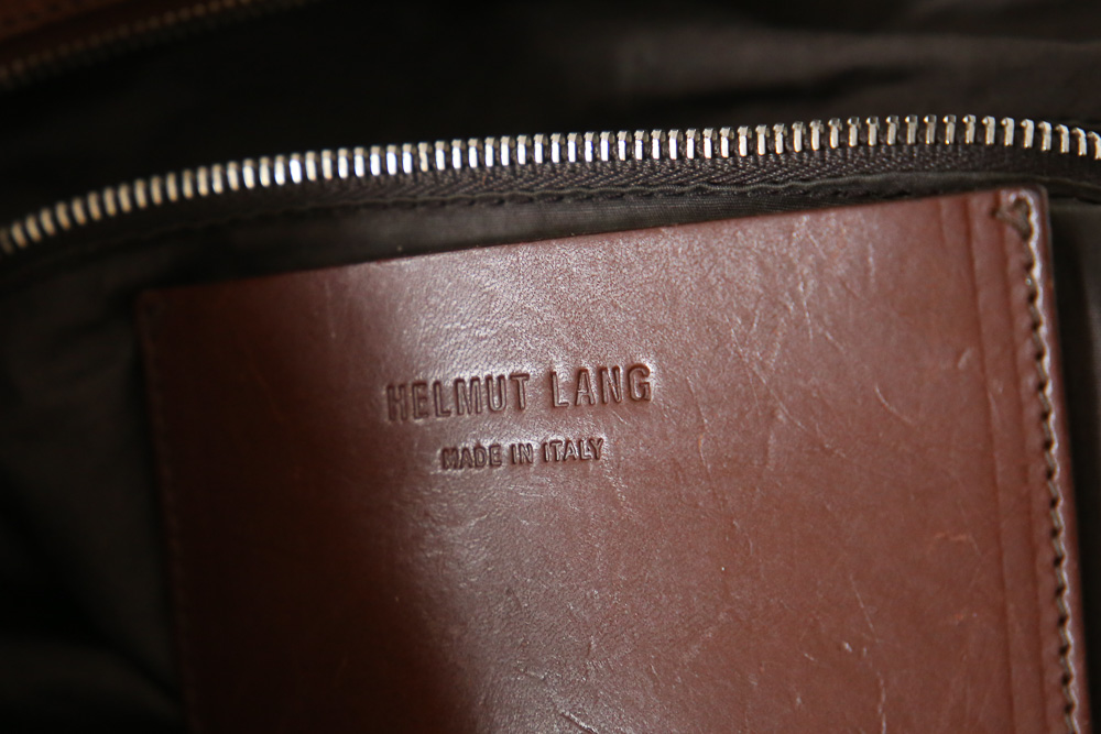 Helmut Lang Vintage Mini-Weekender aus braunem Wildleder und Glattleder mit silberfarbener Hardware und länglicher Silhouette.