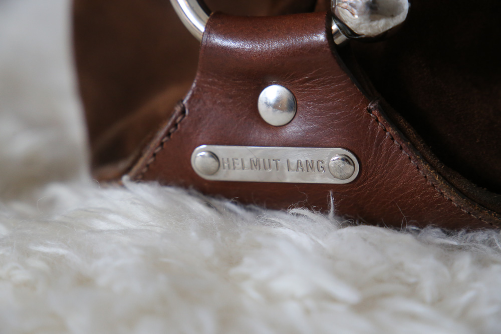 Helmut Lang Vintage Mini-Weekender aus braunem Wildleder und Glattleder mit silberfarbener Hardware und länglicher Silhouette.