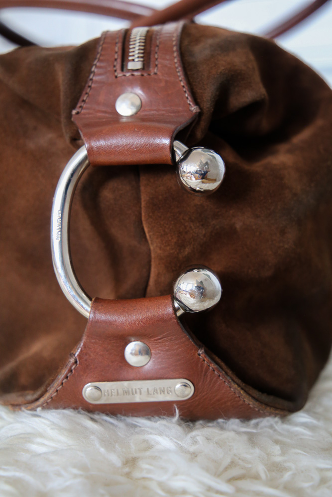 Helmut Lang Vintage Mini-Weekender aus braunem Wildleder und Glattleder mit silberfarbener Hardware und länglicher Silhouette.