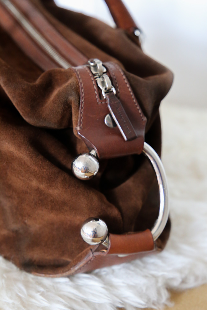Helmut Lang Vintage Mini-Weekender aus braunem Wildleder und Glattleder mit silberfarbener Hardware und länglicher Silhouette.