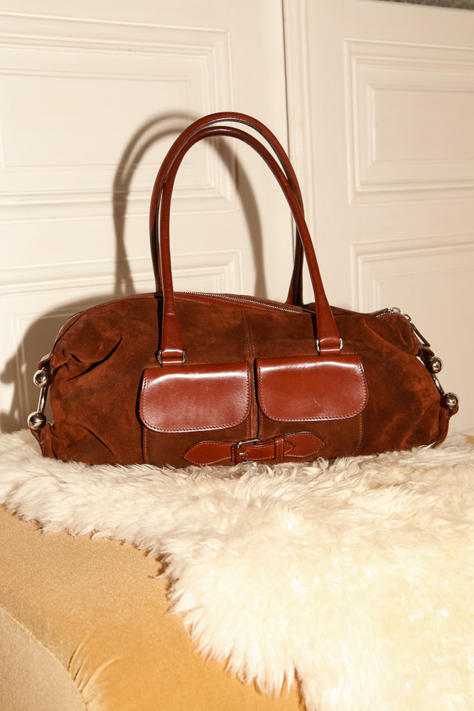 Helmut Lang Vintage Mini-Weekender aus braunem Wildleder und Glattleder mit silberfarbener Hardware und länglicher Silhouette.