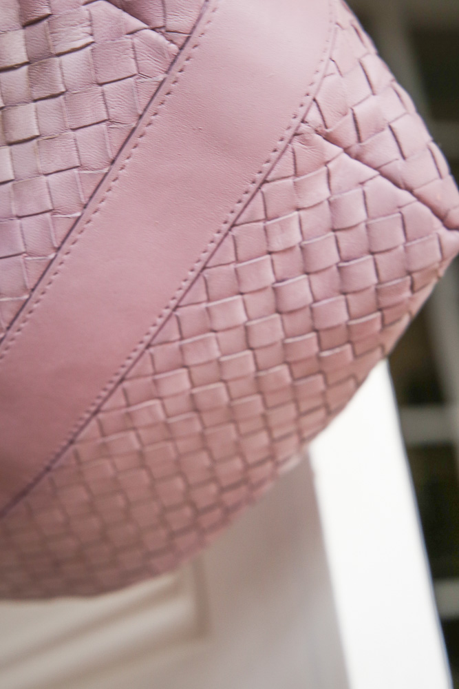 Bottega Veneta Schultertasche in Flieder – Bild 7