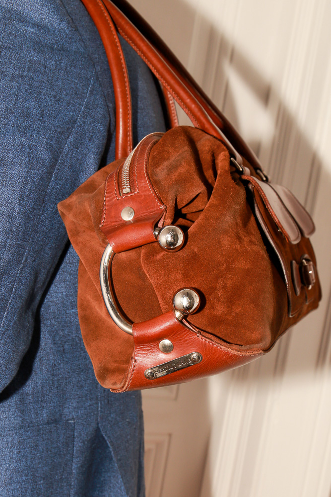 Helmut Lang Vintage Mini-Weekender aus braunem Wildleder und Glattleder mit silberfarbener Hardware und länglicher Silhouette.