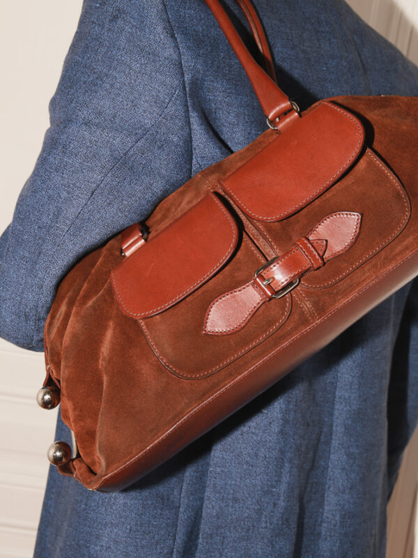 Helmut Lang Vintage Mini-Weekender aus braunem Wildleder und Glattleder mit silberfarbener Hardware und länglicher Silhouette.
