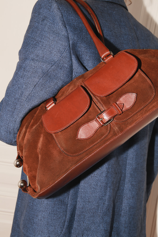 Helmut Lang Vintage Mini-Weekender aus braunem Wildleder und Glattleder mit silberfarbener Hardware und länglicher Silhouette.