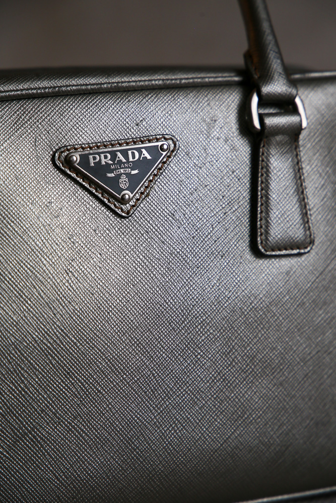 Kleine Prada Bauletto Tasche in Metallic-Silber aus Saffiano-Leder mit silberfarbener Hardware und originalem Schloss.
