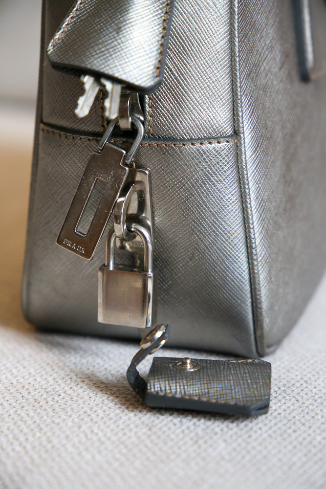 Kleine Prada Bauletto Tasche in Metallic-Silber aus Saffiano-Leder mit silberfarbener Hardware und originalem Schloss.