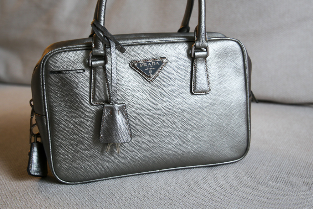 Kleine Prada Bauletto Tasche in Metallic-Silber aus Saffiano-Leder mit silberfarbener Hardware und originalem Schloss.