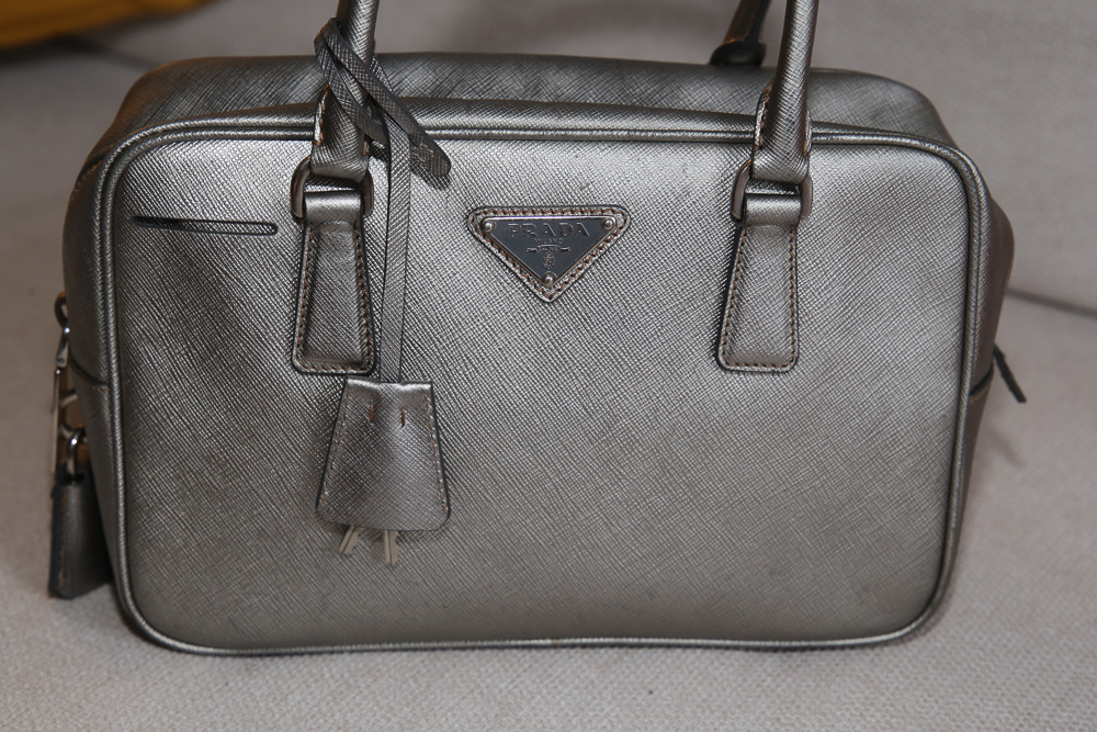 Kleine Prada Bauletto Tasche in Metallic-Silber aus Saffiano-Leder mit silberfarbener Hardware und originalem Schloss.