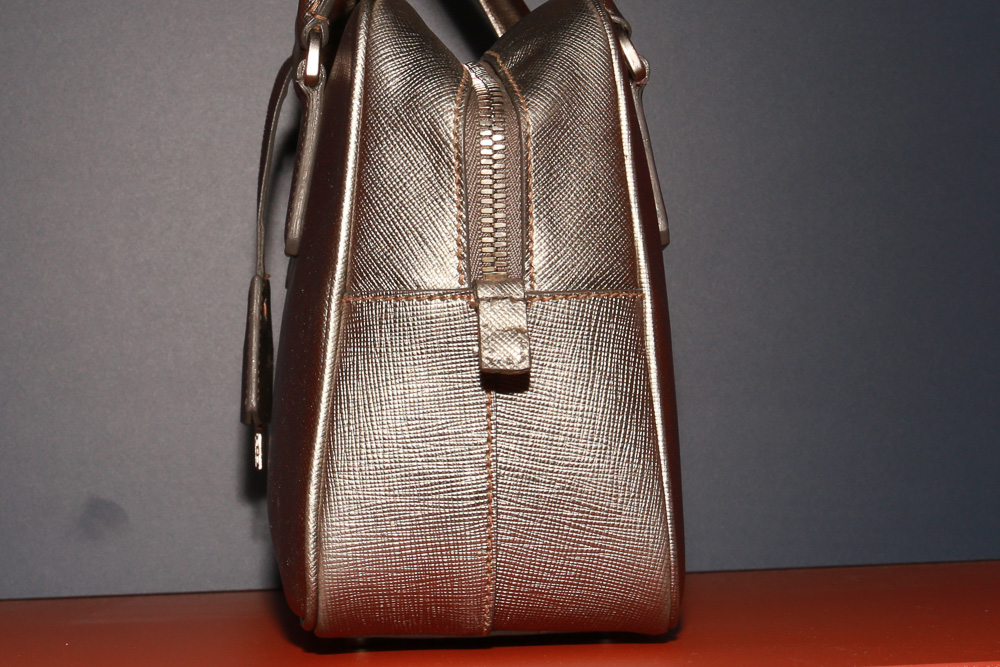 Kleine Prada Bauletto Tasche in Metallic-Silber aus Saffiano-Leder mit silberfarbener Hardware und originalem Schloss.