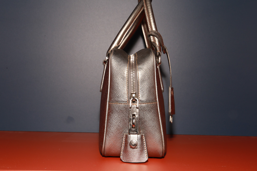 Kleine Prada Bauletto Tasche in Metallic-Silber aus Saffiano-Leder mit silberfarbener Hardware und originalem Schloss.