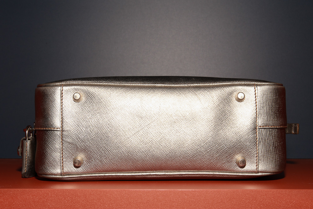Kleine Prada Bauletto Tasche in Metallic-Silber aus Saffiano-Leder mit silberfarbener Hardware und originalem Schloss.