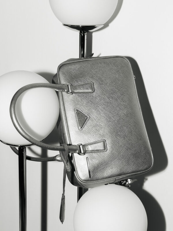 Kleine Prada Bauletto Tasche in Metallic-Silber aus Saffiano-Leder mit silberfarbener Hardware und originalem Schloss.