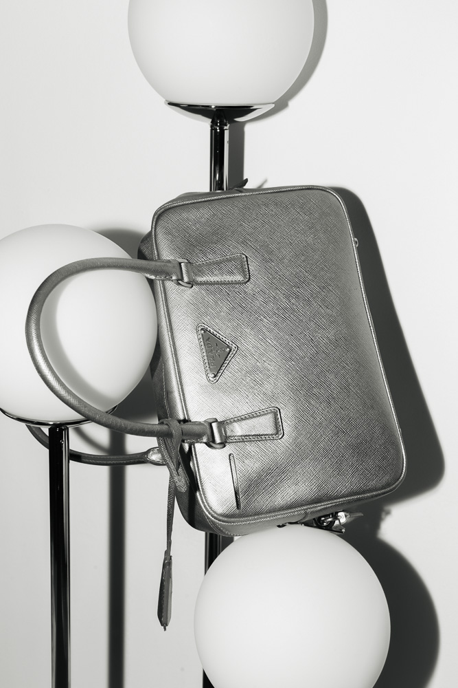 Kleine Prada Bauletto Tasche in Metallic-Silber aus Saffiano-Leder mit silberfarbener Hardware und originalem Schloss.