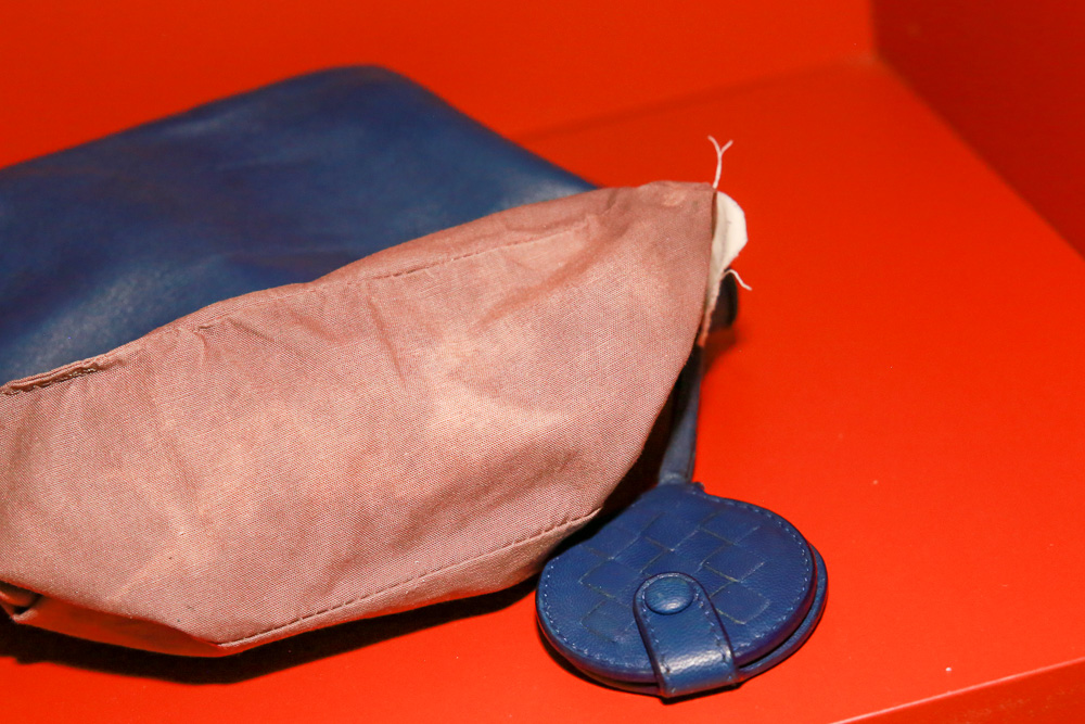 Vintage Bottega Veneta Kosmetiktasche aus blauem Leder mit Intrecciato-Details und integriertem Spiegel.