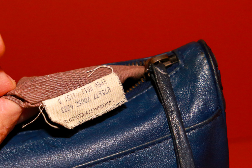 Vintage Bottega Veneta Kosmetiktasche aus blauem Leder mit Intrecciato-Details und integriertem Spiegel.
