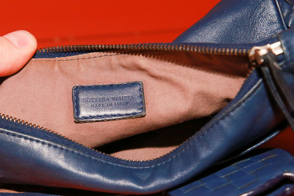 Vintage Bottega Veneta Kosmetiktasche aus blauem Leder mit Intrecciato-Details und integriertem Spiegel.