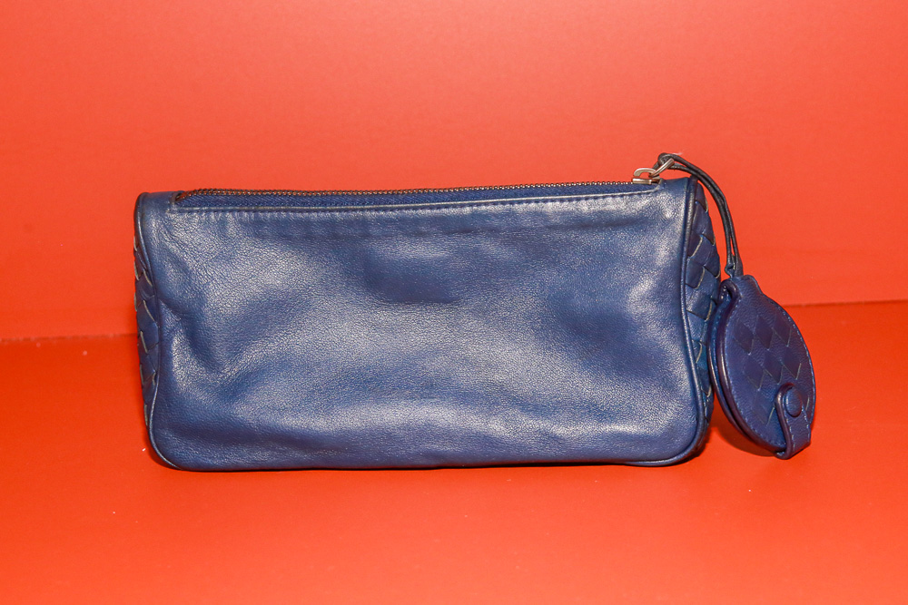 Vintage Bottega Veneta Kosmetiktasche aus blauem Leder mit Intrecciato-Details und integriertem Spiegel.