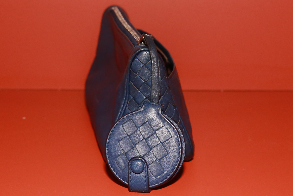 Vintage Bottega Veneta Kosmetiktasche aus blauem Leder mit Intrecciato-Details und integriertem Spiegel.