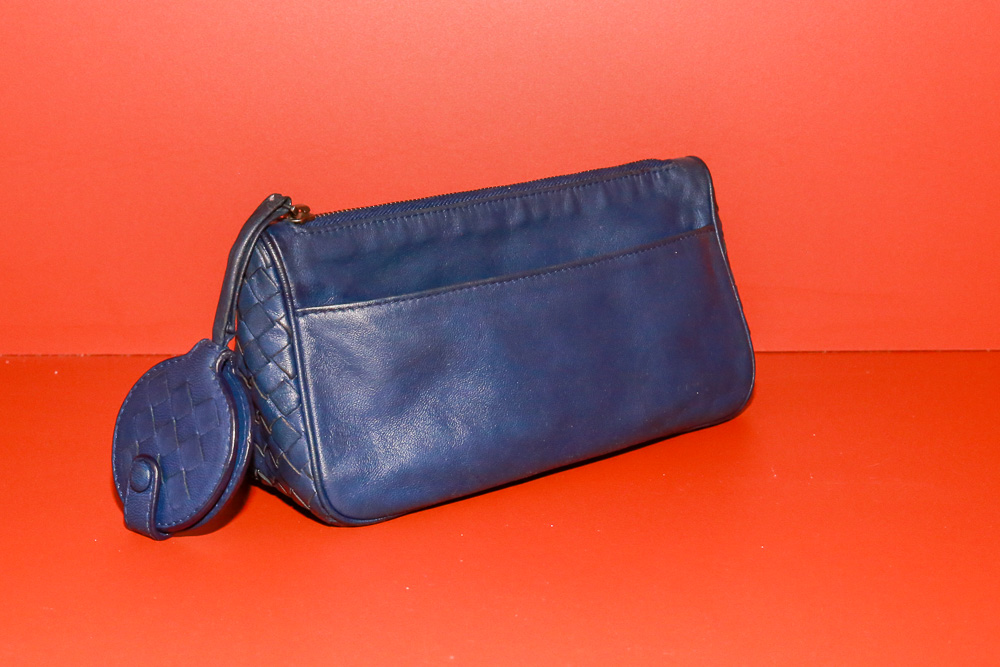Vintage Bottega Veneta Kosmetiktasche aus blauem Leder mit Intrecciato-Details und integriertem Spiegel.