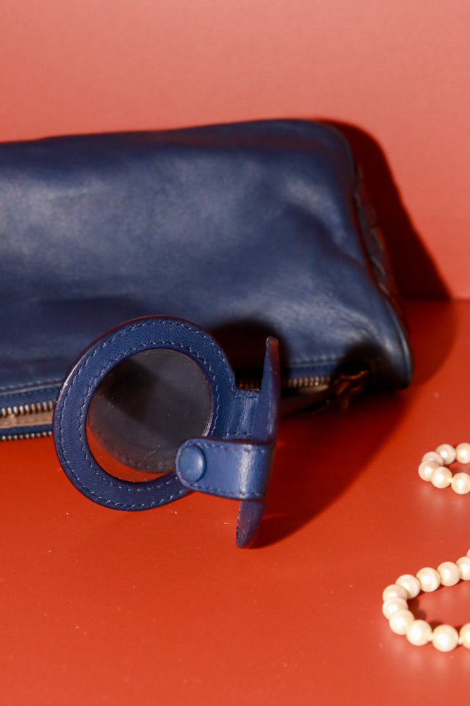 Vintage Bottega Veneta Kosmetiktasche aus blauem Leder mit Intrecciato-Details und integriertem Spiegel.
