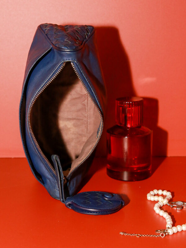 Vintage Bottega Veneta Kosmetiktasche aus blauem Leder mit Intrecciato-Details und integriertem Spiegel.