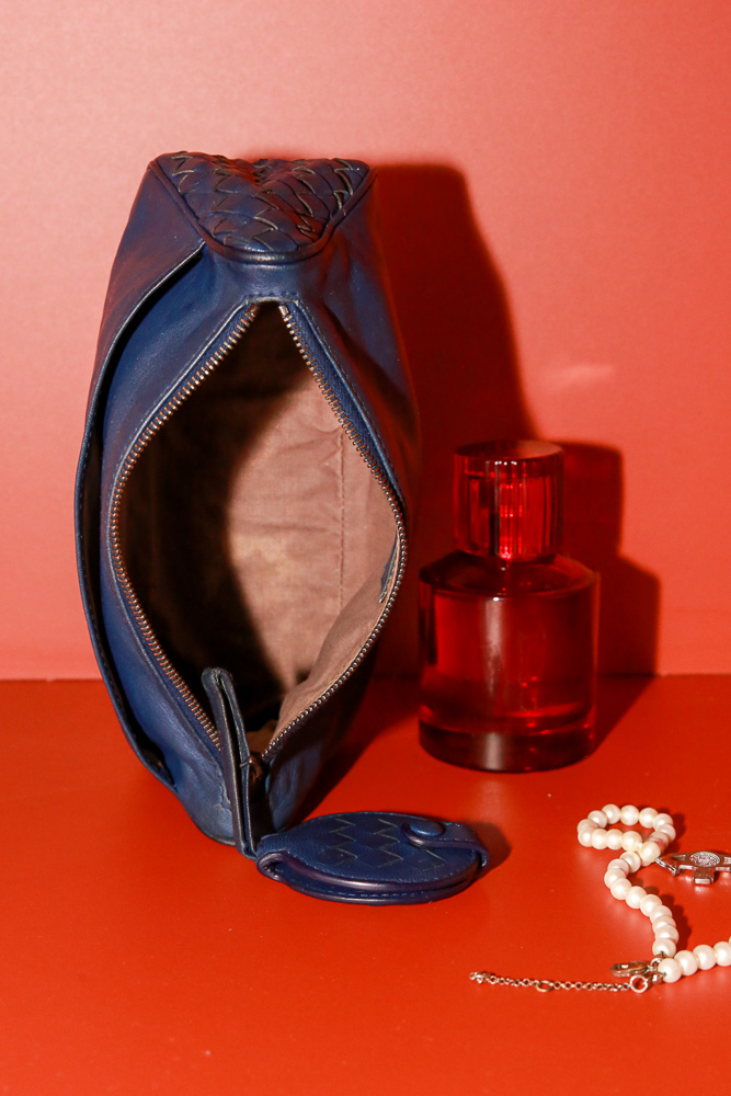 Vintage Bottega Veneta Kosmetiktasche aus blauem Leder mit Intrecciato-Details und integriertem Spiegel.
